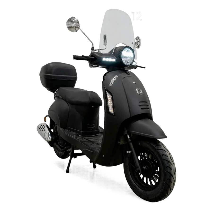 Scooter Okinoi Roma 125 de 125 cc, color negro, con baúl y parabrisas
